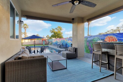 Family Oasis on 1/4 acre! Pool, putting green + swingset! 30 min to Joshua Tree!