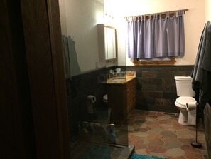 Douche, serviettes fournies, savon, papier de toilette