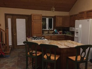 ثلاجة، ميكروويف، موقد طهي مسطح، ماكينة لصنع القهوة/الشاي