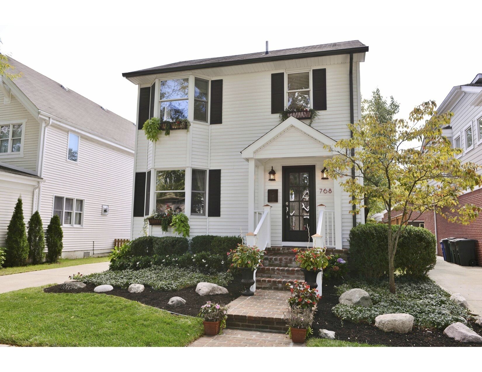 Birmingham in town, Gorgeous Colonial onTree lined street - private fenced yard