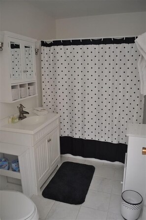 Combined shower/bathtub, hair dryer, towels, soap