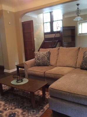 Télévision, cheminée, table de tennis de table, chaîne hi-fi