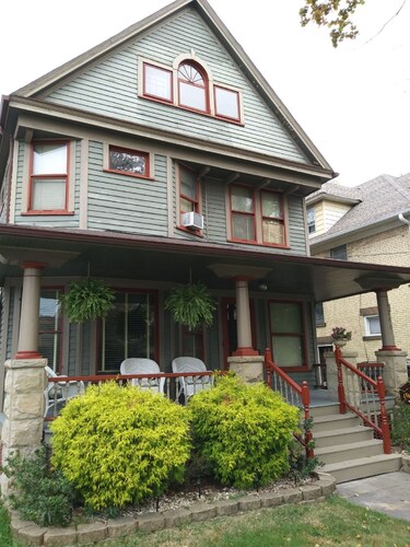 Charming Historical Home--5 Min To Downtown/Metrohealth