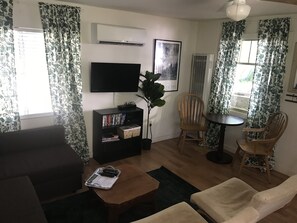 TV connectée, lecteur de DVD, livres, vidéothèque