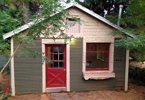 Exterior detail - The Cottage In Foresthill On Main Street, in walking distance to wedding sites (Foresthill)
