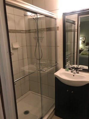 Douche, sèche-cheveux, serviettes fournies