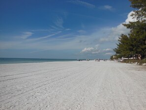 En la playa, camastros y toallas de playa 