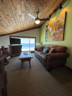 Smart TV, fireplace, books, music library - Beachfront-Directly on the Sand - Sunset Beach, Treasure Island, Florida (Treasure Island)
