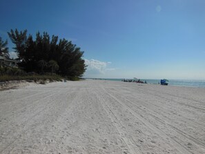 Plage, chaises longues, serviettes de plage