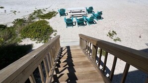 På stranden, solsenger og strandhåndklær