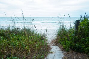 På stranden, liggestole, badehåndklæder