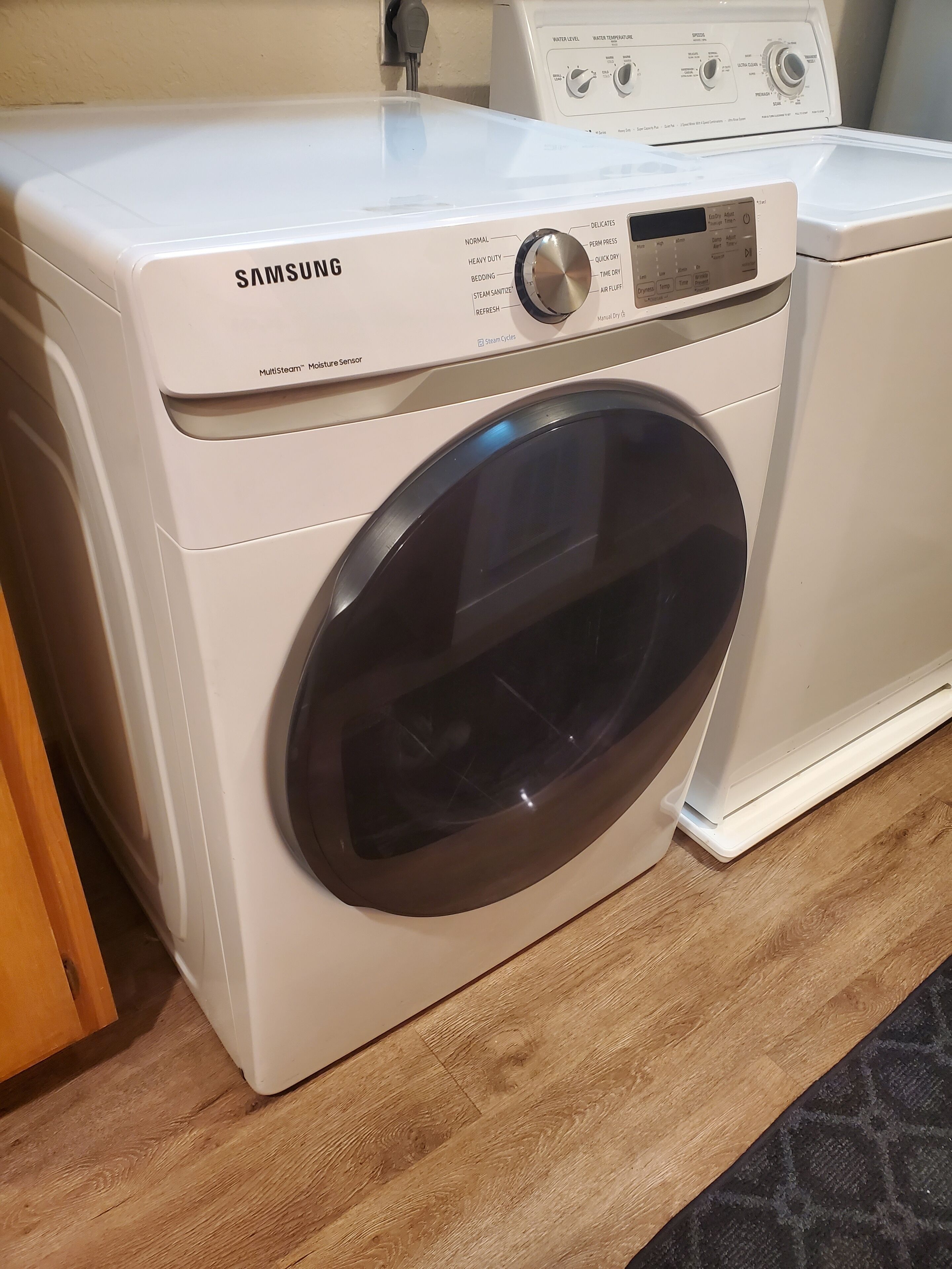 Màquina de rentar Samsung amb càrrega frontal, amb panell de control, indicador del nivell d'aigua i indicador de temperatura.