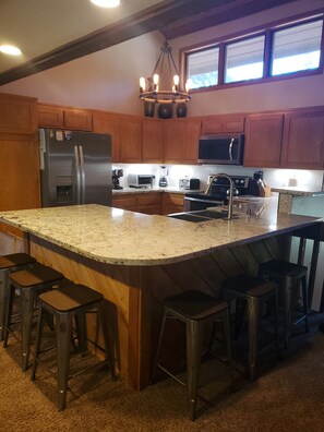 Geladeira, micro-ondas, fogão, cooktop