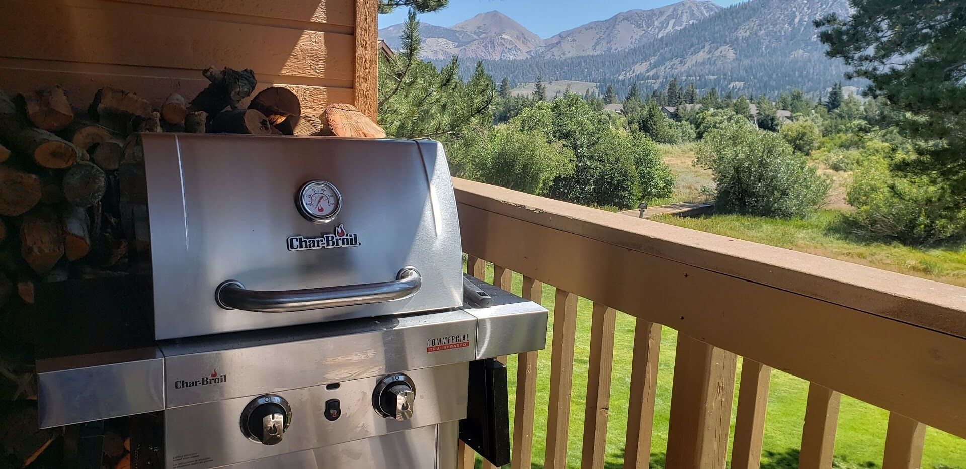 Un barbecue Char-Broil sur un balcon offrant une vue sur les montagnes.