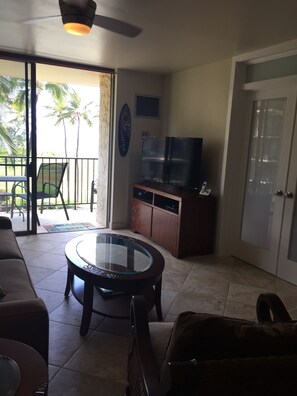 TV, DVD player, books, video library - Beautiful, Ocean Front Condo With An Ocean View In Sunny Kihei, Maui! (Kihei)