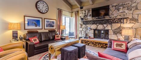 Smart TV, chimenea, reproductor de DVD y tenis de mesa