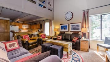 智能電視、壁爐、DVD 播放機、乒乓球設施