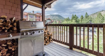 Give thanks in Mammoth - 2+ loft at the Village sleeps 8