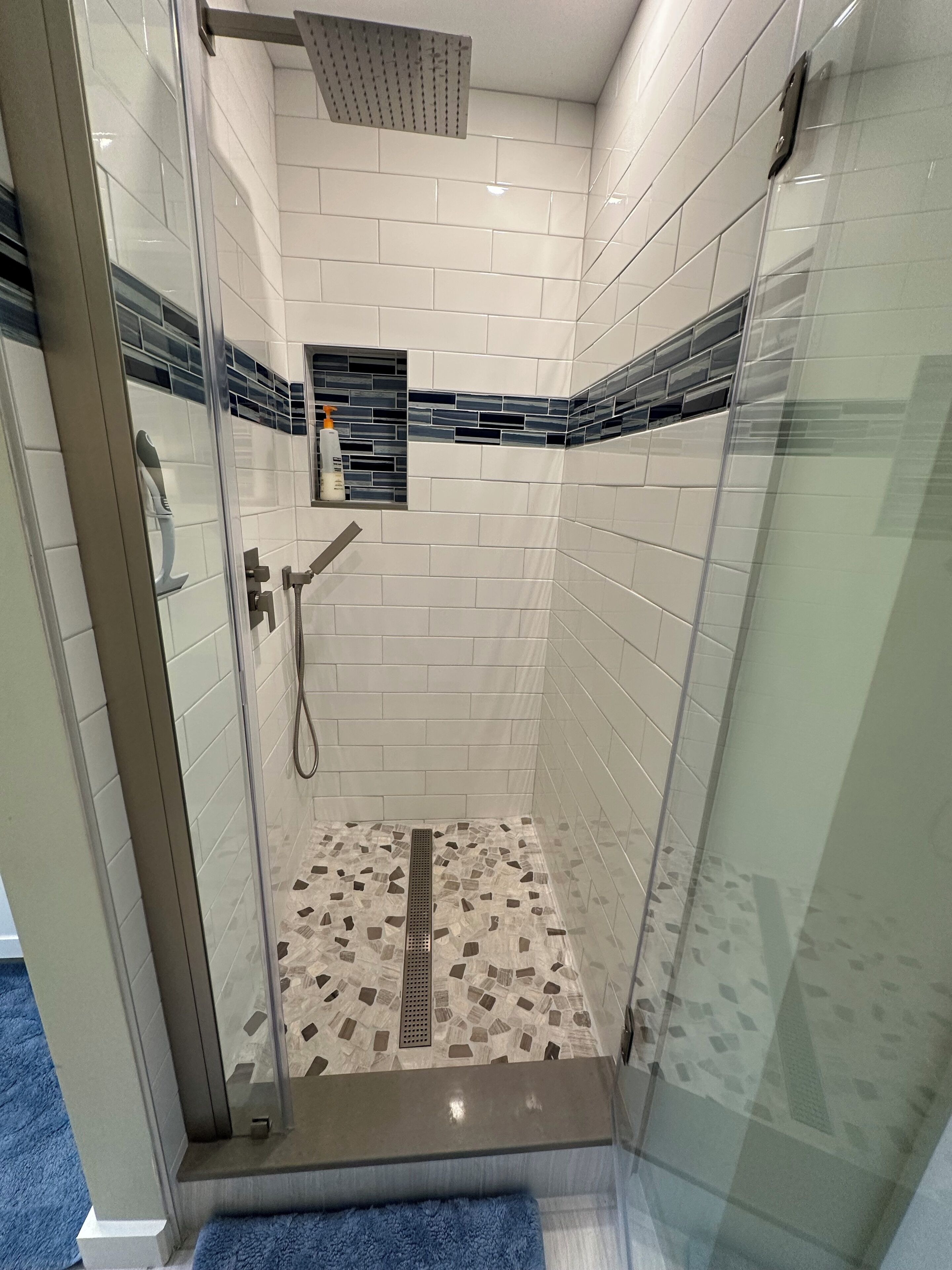 Combined shower/tub, hair dryer, towels