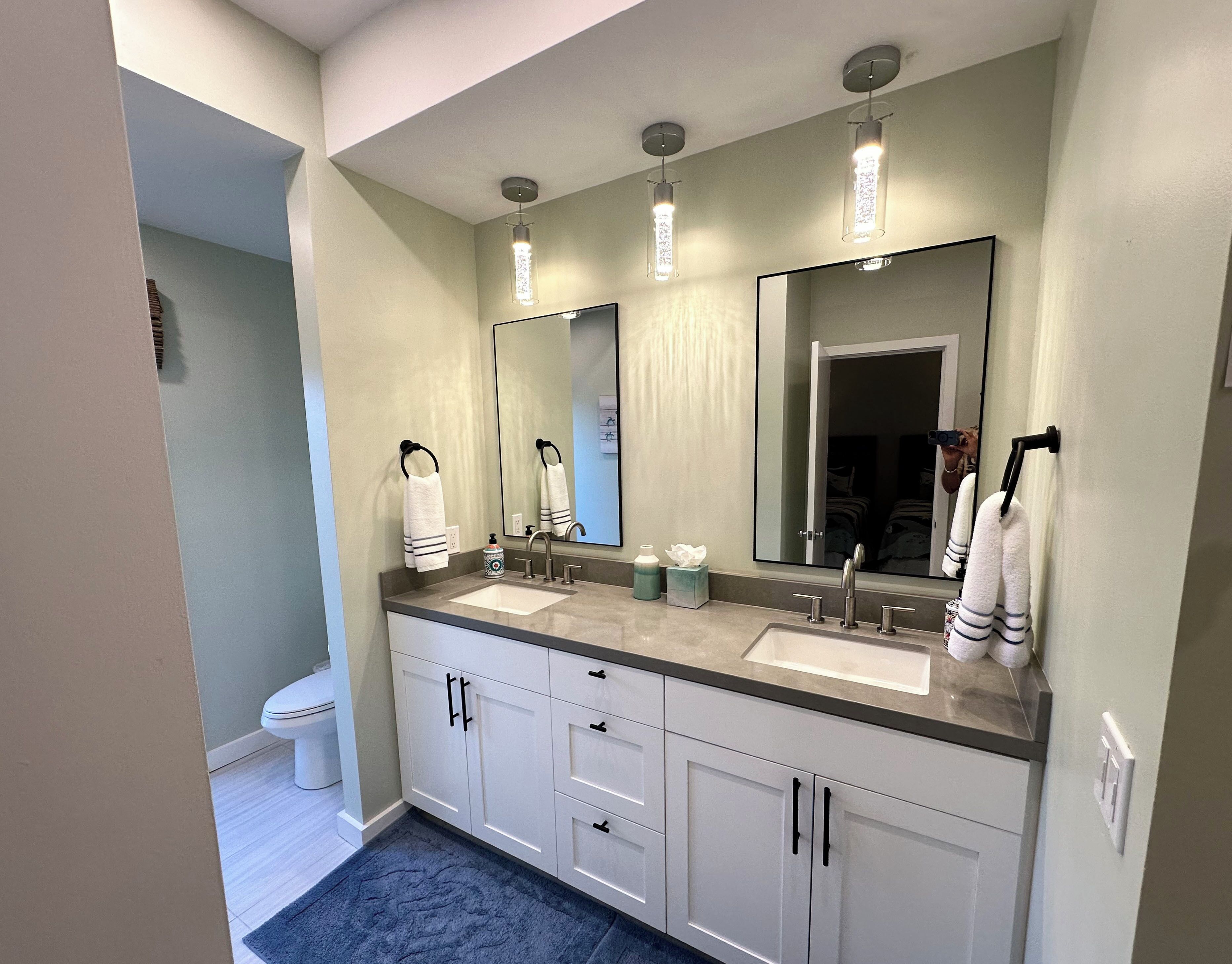 Combined shower/tub, hair dryer, towels