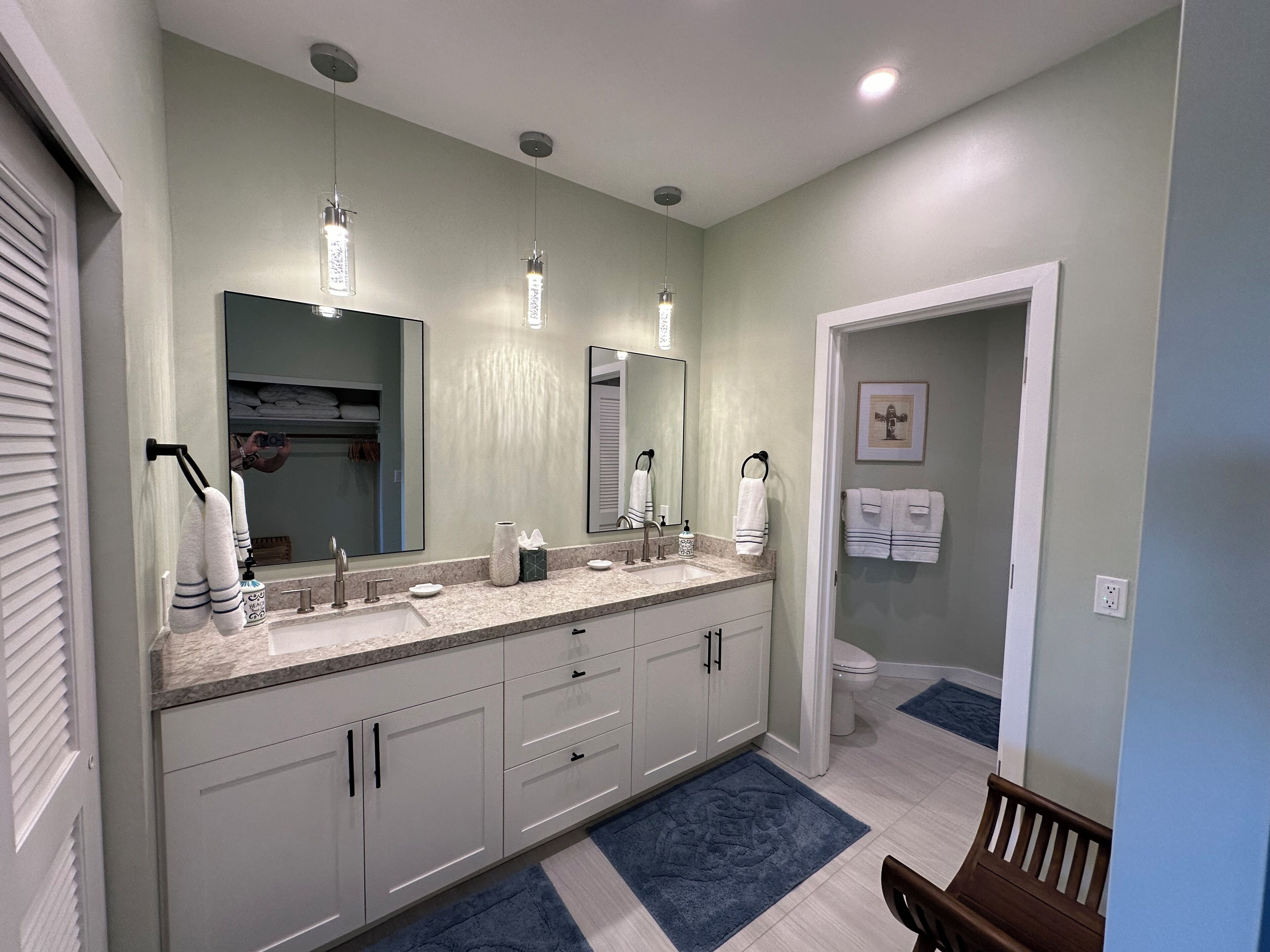 Combined shower/tub, hair dryer, towels