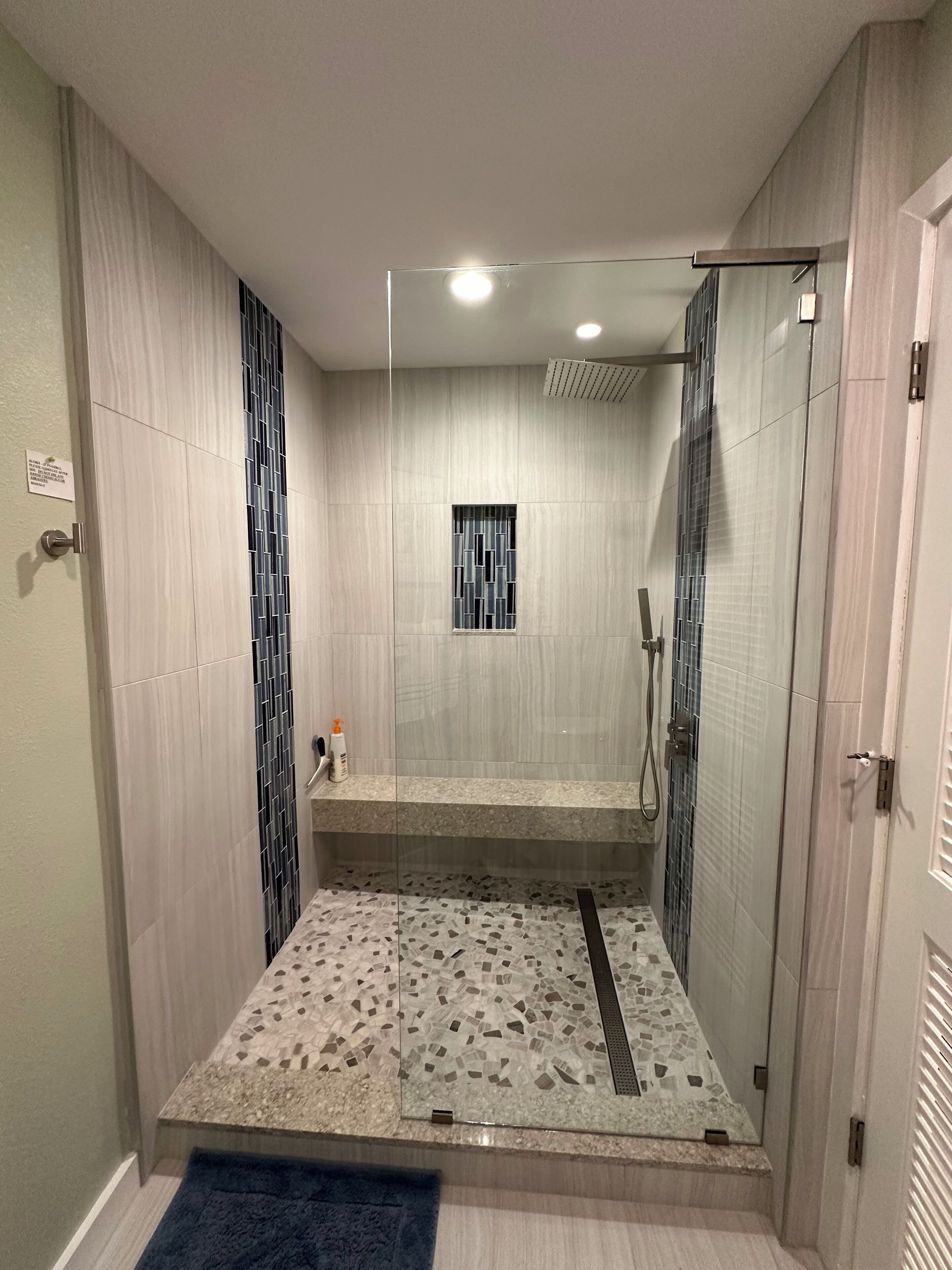 Combined shower/tub, hair dryer, towels
