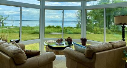 Executive Lakefront Home Ă 30 minutes de Madison!