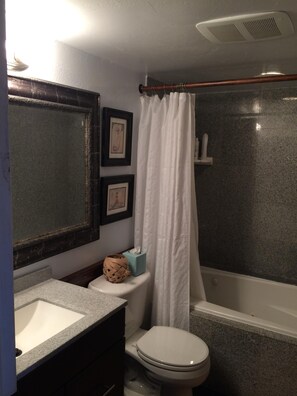 Haartrockner, Handtücher, Seife, Toilettenpapier