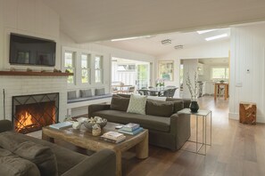 Smart TV, fireplace, DVD player, offices