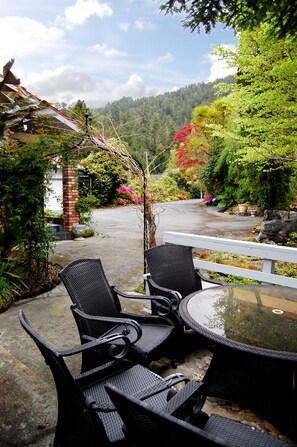 Outdoor dining - Recently opened the Redwood National Park Riverfront Retreat (Crescent City)
