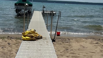 En la playa y camastros