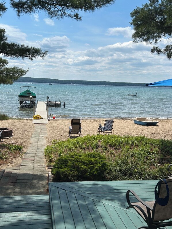 Sur la plage, chaise longue