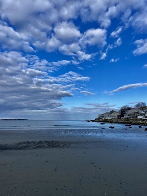 Sur la plage, chaise longue