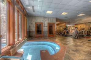 Alberca techada y alberca al aire libre