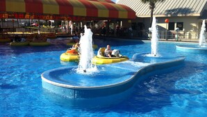 Un parc aquatique avec des bouées gonflables et une grande structure en forme de parasol.