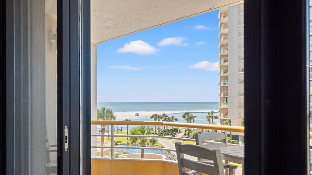 Ein Balkon mit Blick auf Strand und Meer.