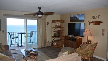 Televisie, een dvd-speler, boeken en een filmbibliotheek