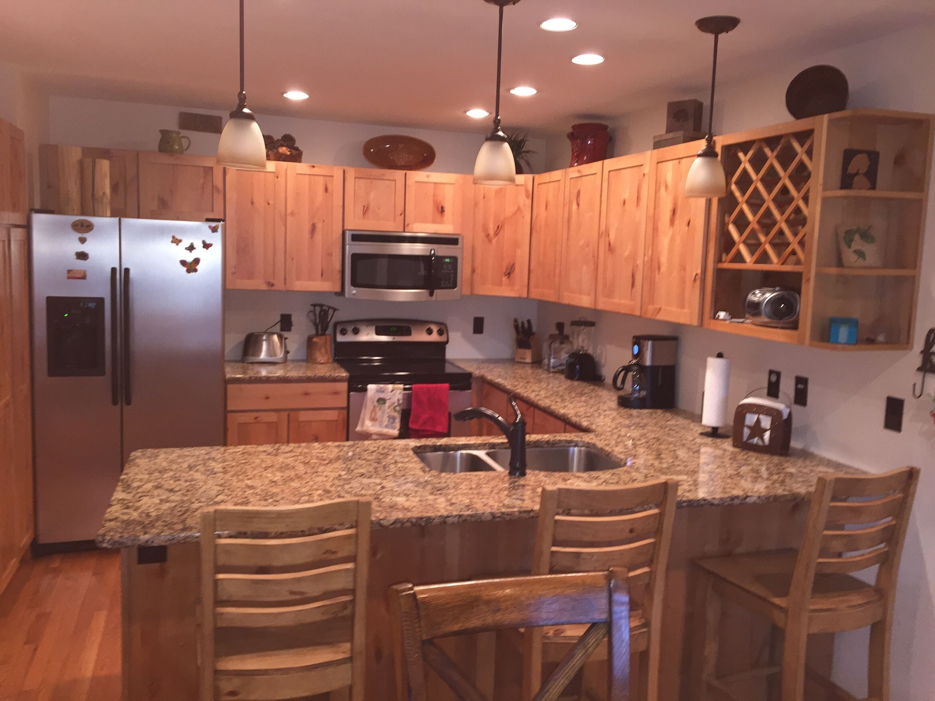 Perfect Getaway! 3BR, 2 family rooms! NEW Hot Tub! Walk to Main St.