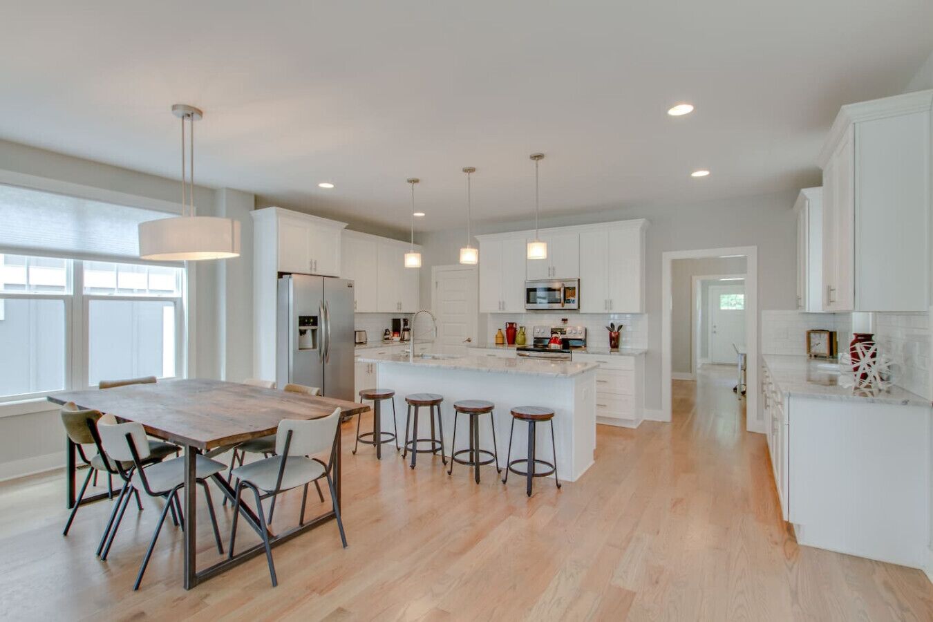 Køleskab, mikrobølgeovn, ovn, kogeplade