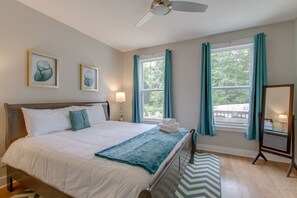 4 slaapkamers, een bureau, een strijkplank/strijkijzer, reisbedje