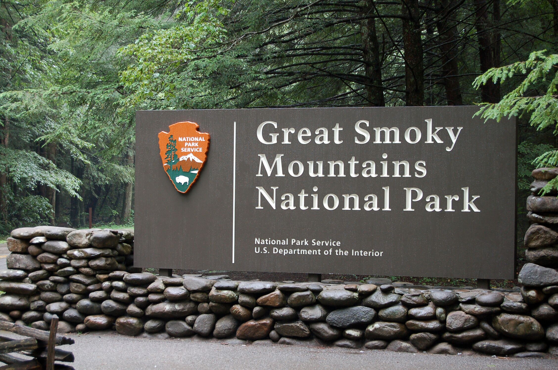 Schild für den Great Smoky Mountains National Park mit Logo und Text, der angibt, dass er vom Nationalparkdienst und dem US-Innenministerium verwaltet wird.