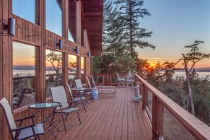Terrace/patio - Gorgeous 4-Bedroom Island Retreat With Island/ Water Views; Sleeps 12 (Friday Harbor)
