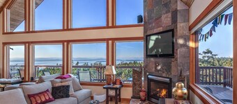 Gorgeous 4-Bedroom Island Retreat With Island/ Water Views; Sleeps 12