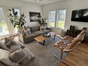 Smart TV, fireplace, books, music library - Modern Designer Beach House 1 mile to the beach! Pet-friendly & bright (Sawyer)