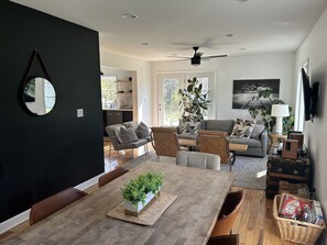 Smart TV, chimenea, libros y biblioteca musical