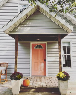 Exterior detail - Modern Designer Beach House 1 mile to the beach! Pet-friendly & bright (Sawyer)