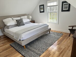 3 habitaciones, escritorio y tabla de planchar con plancha