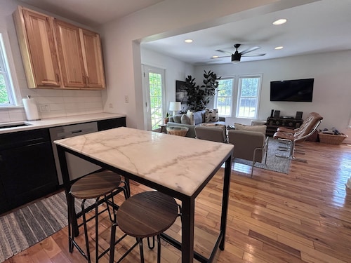 Modern Designer Beach House 1 mile to the beach! Pet-friendly & bright