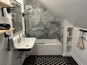 Ensemble douche/baignoire, sèche-cheveux, serviettes fournies, savon