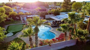 A residential area with a swimming pool, palm trees, and a tennis court. - 8 Bedrooms, 12 beds, pool, hot tub,putting green, pool table, ping pong, bbq (Phoenix)